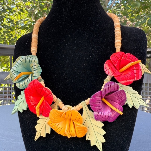 Stunning Tropical Hibiscus Floral Statement Necklace - Handcarved Wood - Picture 16 of 17